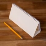 Calendario de espiral en blanco con un lápiz