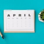 Calendario de planificación abierto sobre la mesa