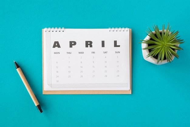 Calendario de planificación abierto sobre la mesa