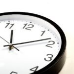 Reloj de oficina redondo en la pared