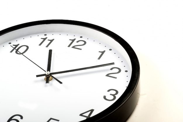 Reloj de oficina redondo en la pared