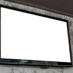 Televisor de pantalla en blanco montado en la pared